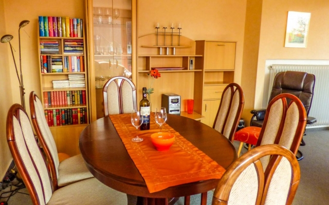 Wohnzimmer mit Tischgruppe Ferienwohnung Rastede